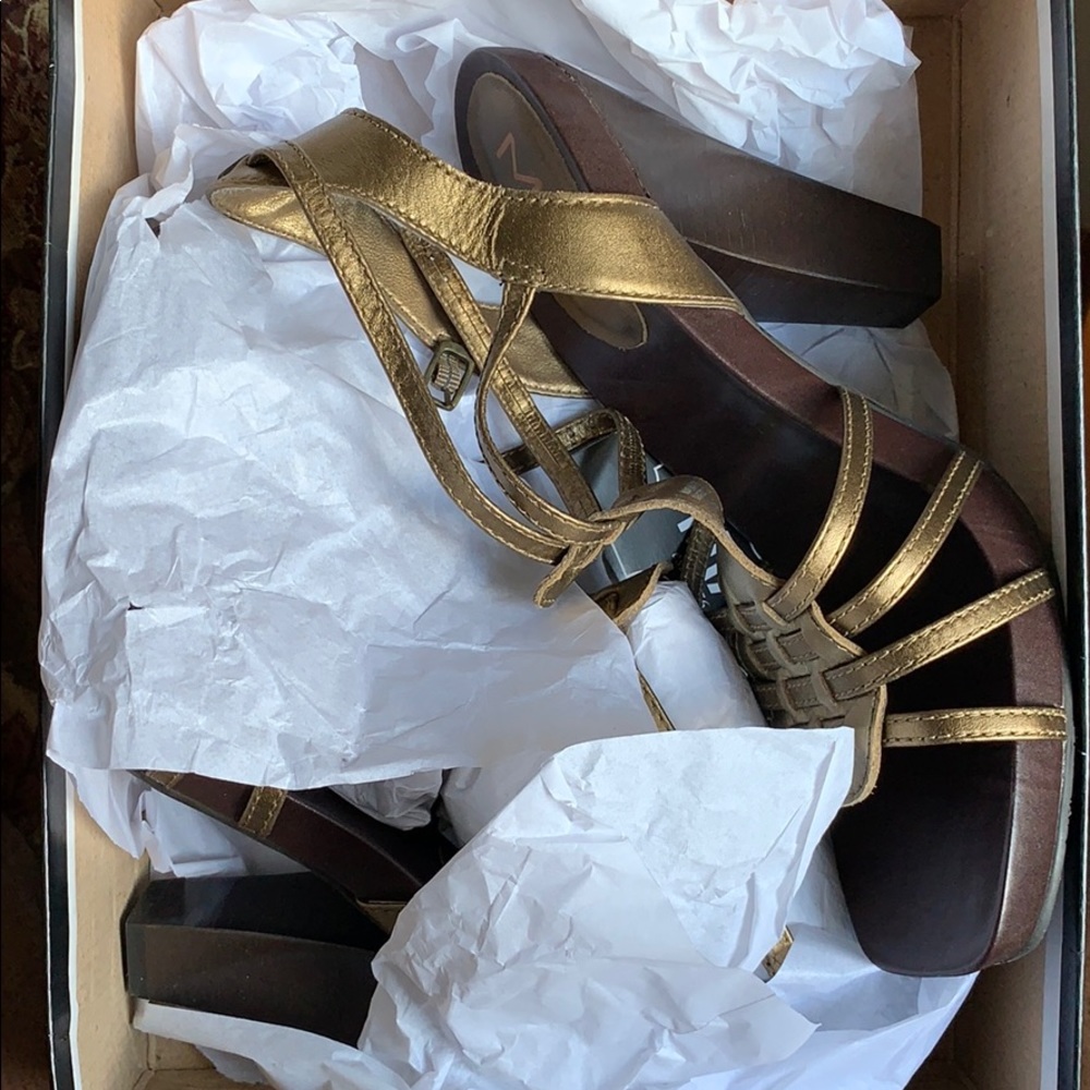 WOMANS SIZE 10 HEELS/SNADALS